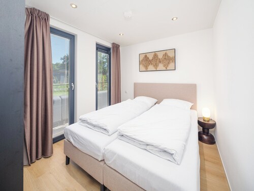 Stijlvolle 6-persoonswoning met drie slaapkamers, moderne keuken, airconditioning, en een sfeervolle buitenruimte met luxe pergola, privé hottub, sauna en vuurplaats. Geniet van comfort en natuur op de Veluwe.