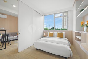 Un dormitorio moderno con una cama grande, un escritorio y un ventanal con vistas a la ciudad.