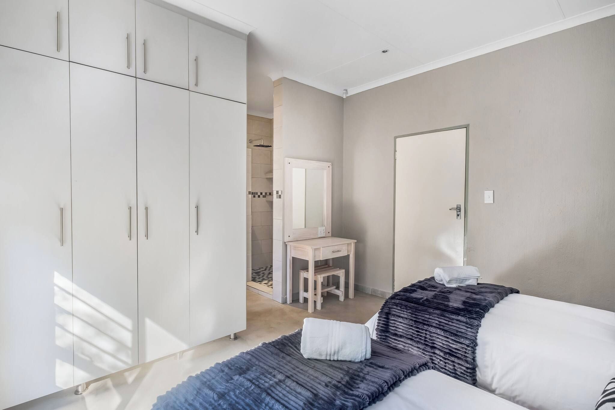 Une chambre à coucher avec un lit, un bureau et une armoire.