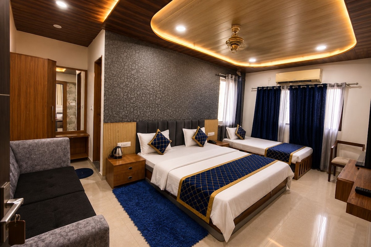 Family Room | Desk, free WiFi