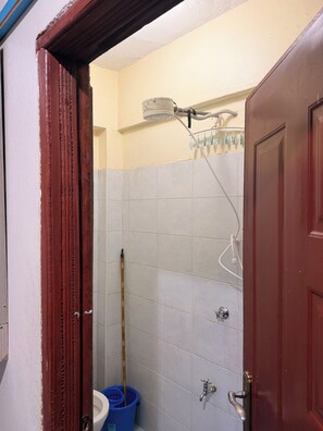 Bathroom - Welcome to The Nara Residence 🏡✨
“Cozy, clean stay in Nairobi. 5min away CBD (Nairobi)