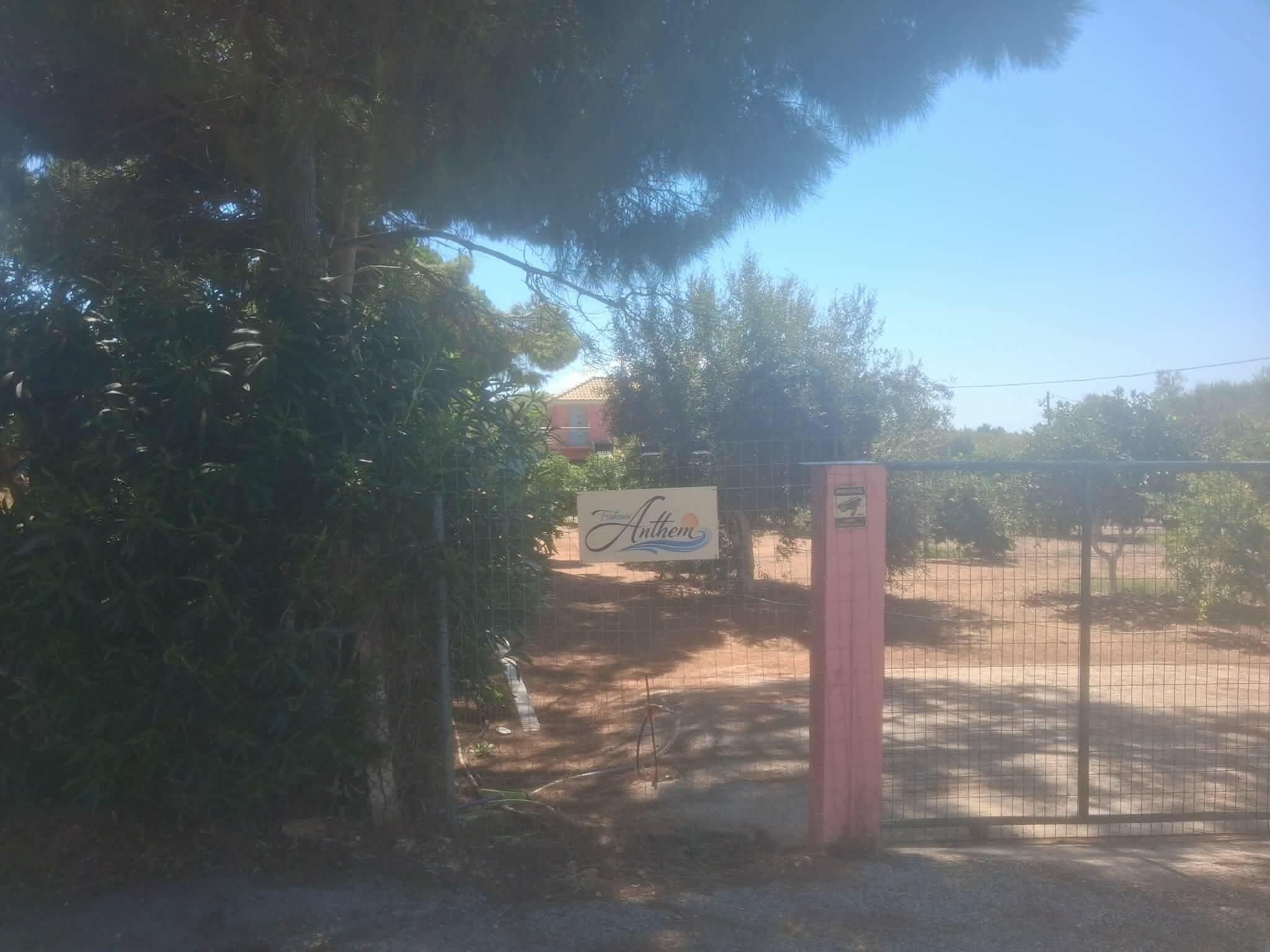 Una entrada con portón y un letrero que dice 'Anthem'.