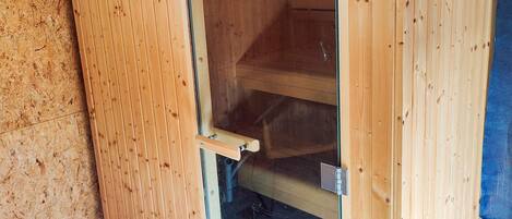 Une porte en bois avec une poignée, un loquet en métal et un panneau de verre.
