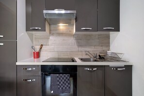 Private kitchen - Apartment 'Les Orangers' with Private Garden, Wi-Fi and Air Conditioning (Cannes)