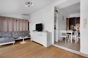Living area - Apartment 'Les Orangers' with Private Garden, Wi-Fi and Air Conditioning (Cannes)