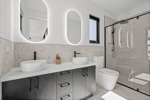 Douche, sèche-cheveux, serviettes fournies, papier toilette
