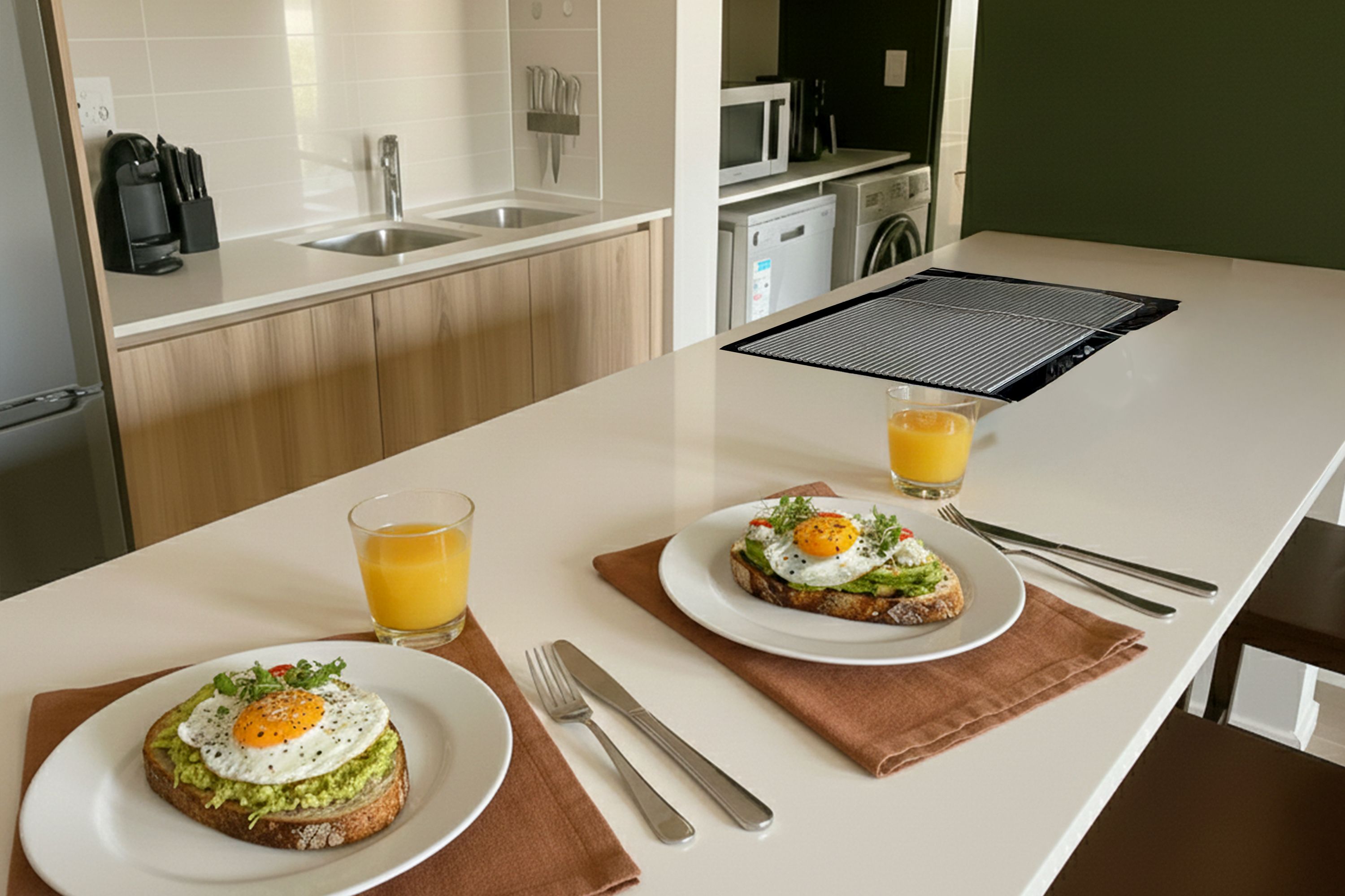 Een moderne keuken met een centraal eiland, een magnetron en een koffiezetapparaat.
