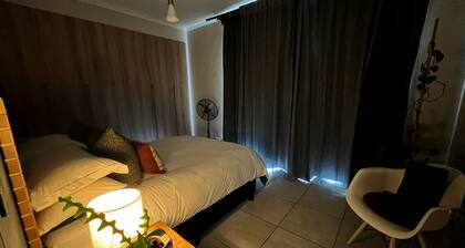 Bright Paardevlei Stay | Gym, Pool & Fast WiFi