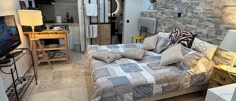 In-room safe, iron/ironing board, WiFi (free), bed sheets