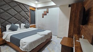 Quarto casal luxo, vista para a cidade | Escrivaninha, espaço de trabalho para notebook
