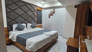 Quarto casal luxo, vista para a cidade | Escrivaninha, espaço de trabalho para notebook
