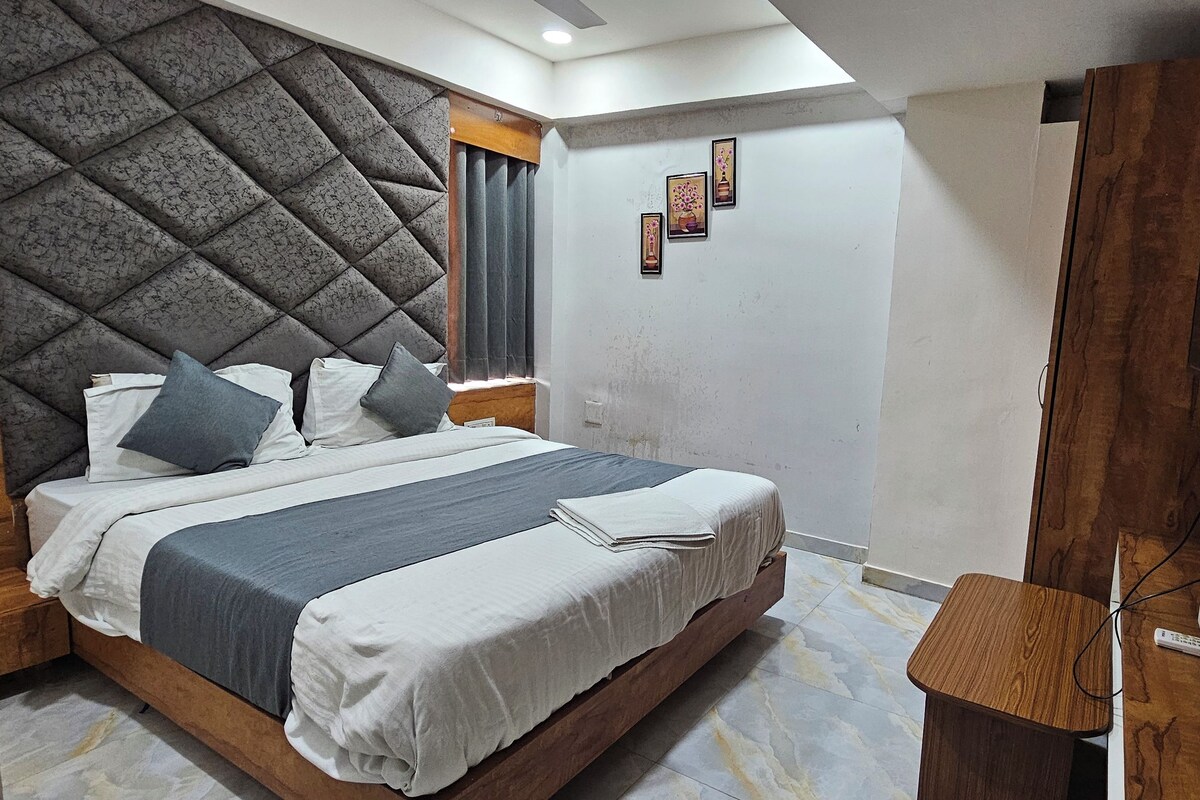 Quarto casal luxo, vista para a cidade | Escrivaninha, espaço de trabalho para notebook