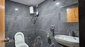 Quarto casal luxo, vista para a cidade | Banheiro | Chuveiro, produtos de toalete grátis, chinelos, toalhas de banho