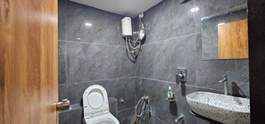 Deluxe tweepersoonskamer, uitzicht op stad | Badkamer | Een douche, gratis toiletartikelen, pantoffels, handdoeken