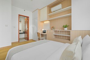 Un dormitorio moderno con una cama, un escritorio y una estantería.