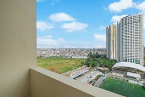 Un horizonte urbano con edificios altos, un estadio y un campo.
