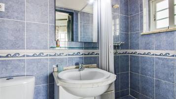 Ducha, secador de pelo y toallas