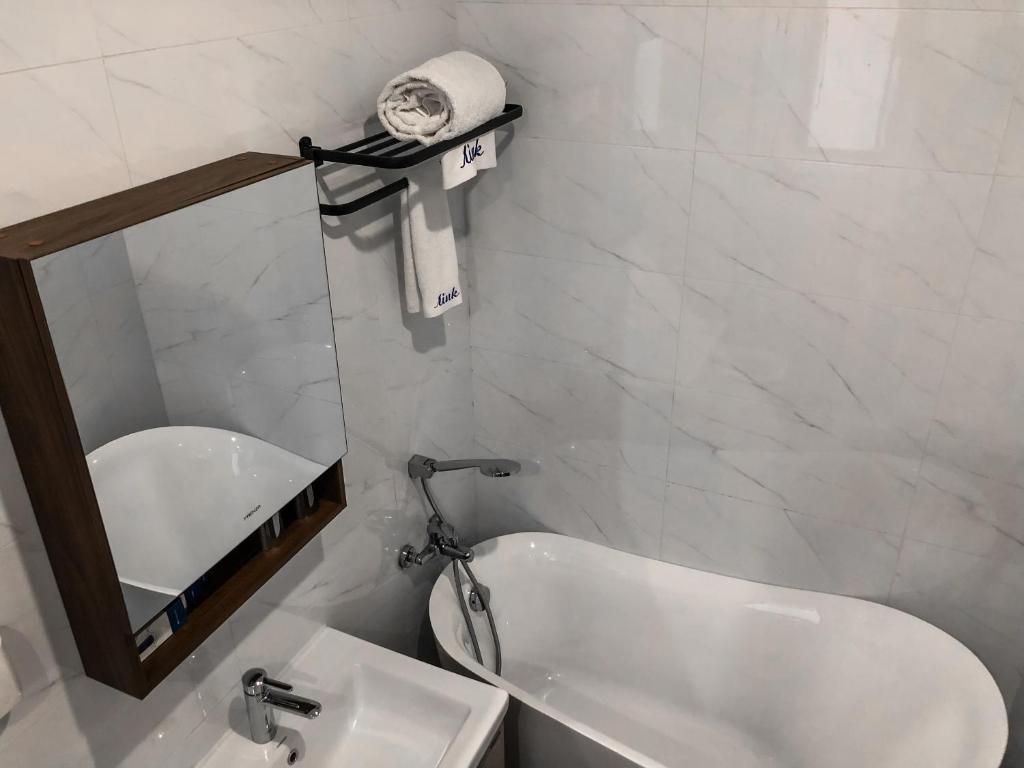 Apartemen Deluks, balkon, pemandangan kebun | Kamar mandi