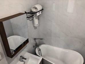 Apartemen Deluks, balkon, pemandangan kebun | Kamar mandi