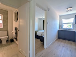 Moderni kylpyhuone, jossa on wc, pesuallas ja peili.