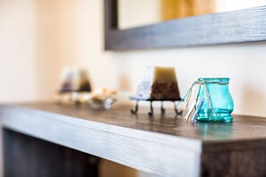 A wooden counter with a glass jar and a candle holder. - Superior studio in Acapulco Marinos Apartments (Laganas)