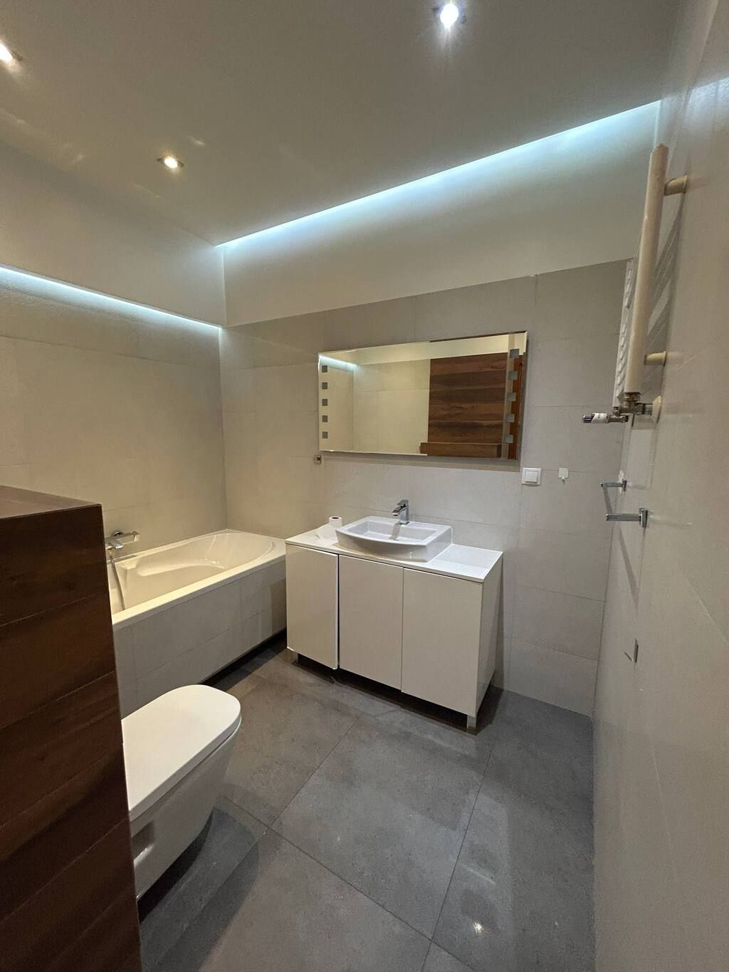 Une salle de bain moderne avec une baignoire, un lavabo et des toilettes.