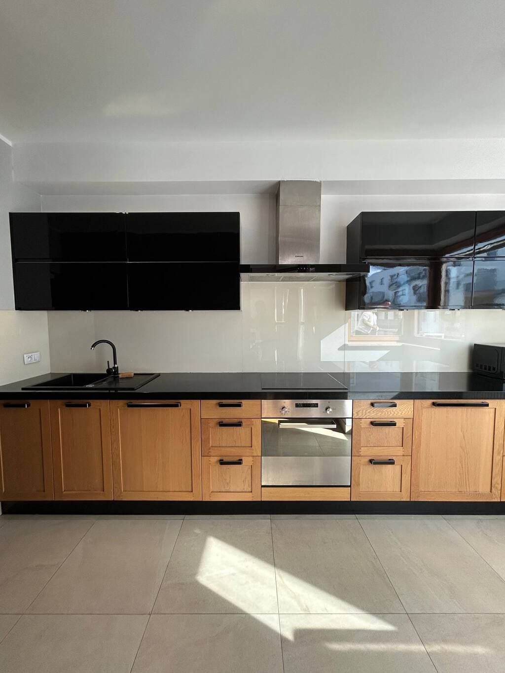 Appartement Confort, vue sur la cour intérieure | Cuisine privée | Bouilloire électrique, chaise haute, plaque chauffante