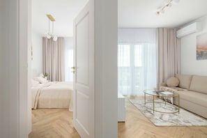 Una camera da letto moderna con un letto, un comodino e tende.