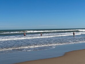 A beach with waves and people walking in the water. - Sea, comfort and tranquillity — right by the beach (Denia)