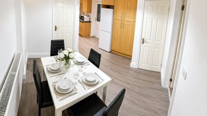 Dining - Modern 4BR House/Free Parking/Near City Hospital (Nottingham)