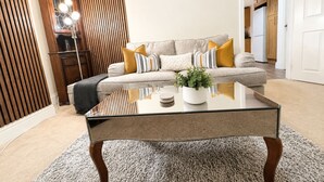 Living area - Modern 4BR House/Free Parking/Near City Hospital (Nottingham)
