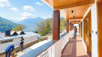 Ein Hotelgang mit Blick auf Berge und einen See.