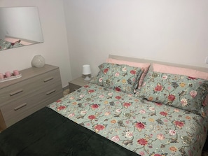 A bedroom with a bed, a dresser, a nightstand, a lamp, and a mirror. - I Rifugi dei Lucretili (Licenza)