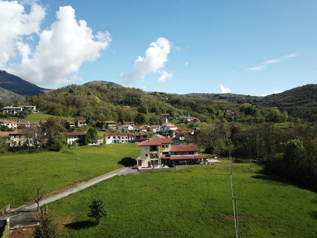 Un barrio residencial con casas, cielo despejado y un paisaje montañoso al fondo.