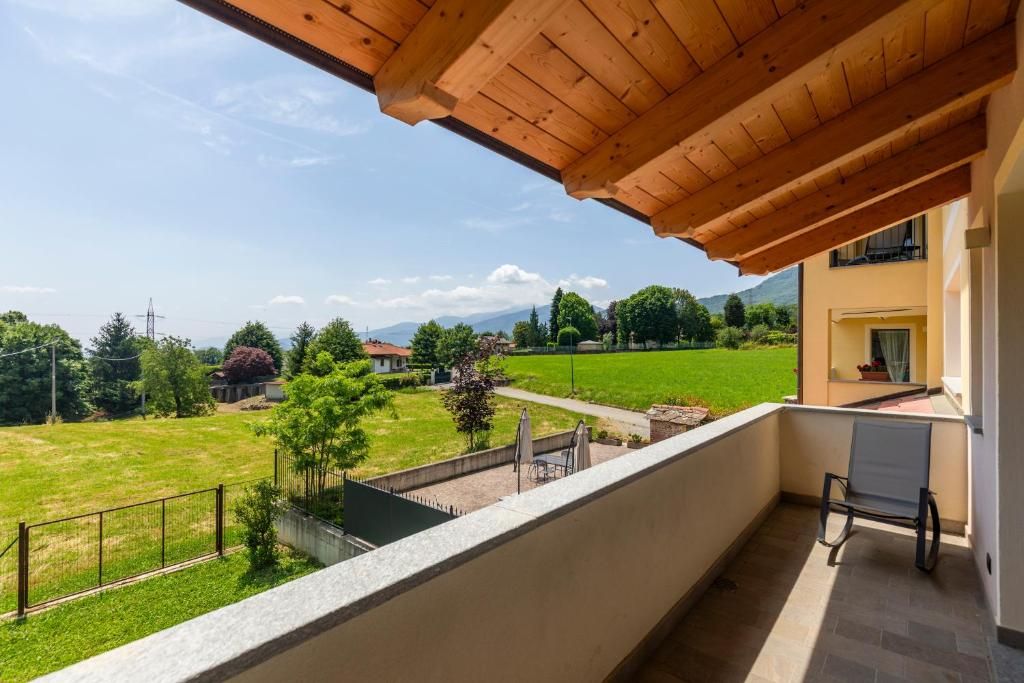 Un balcón con vistas a un paisaje verde y montañas a lo lejos.