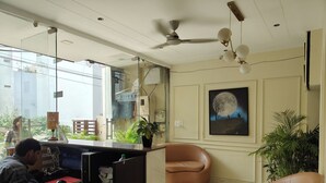 Lobby - Hotel Weekend by Benchmark (Indore)