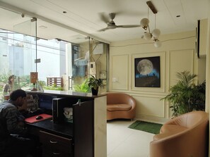 Lobby - Hotel Weekend by Benchmark (Indore)