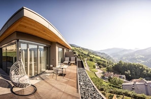 Deluxe Suite, Mountain View | Outdoor dining - EGGER Apartments & Suites (Villanders)