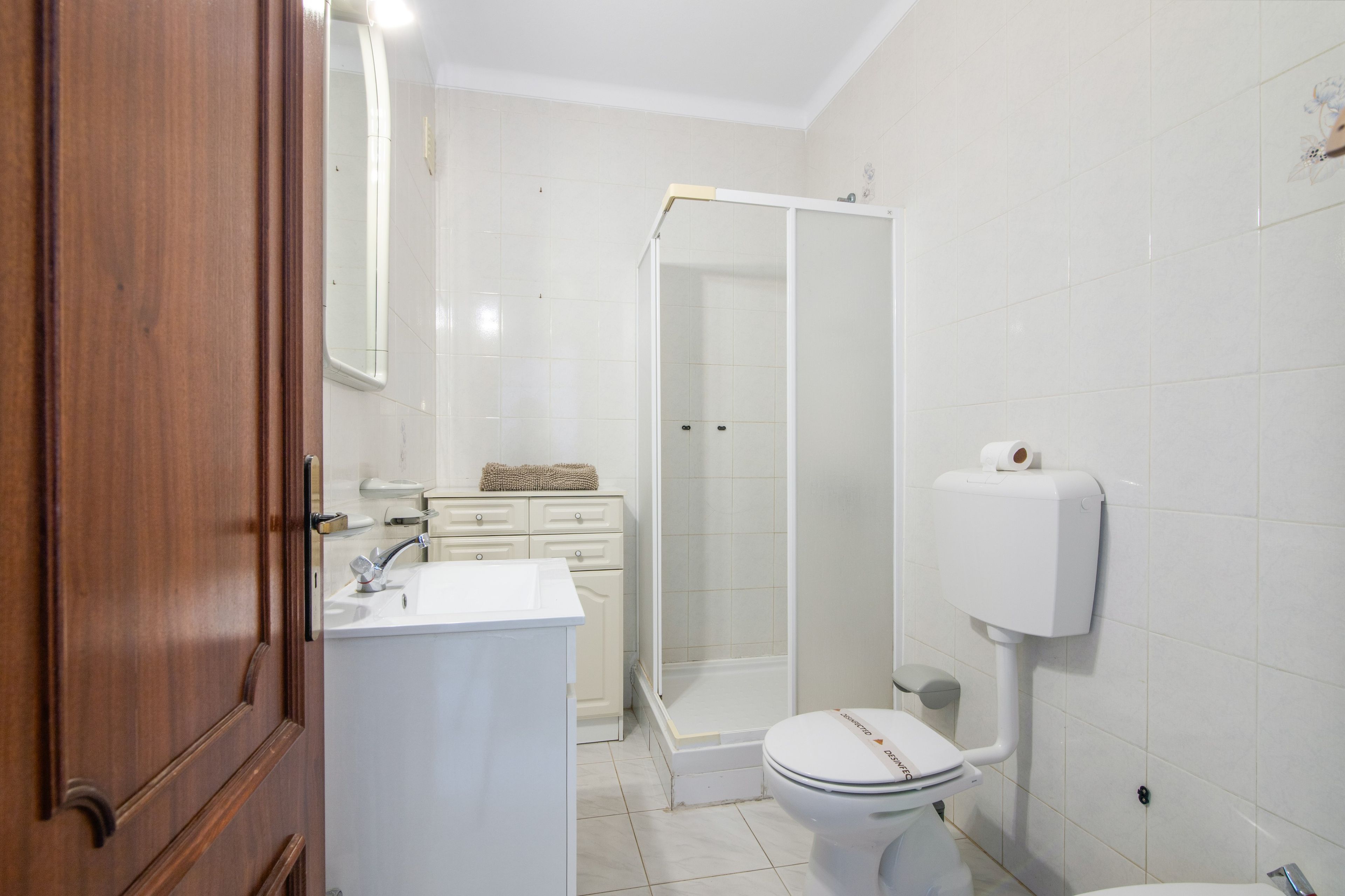 Un baño con inodoro, lavamanos y ducha.