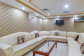 Habitación clásica con 1 cama matrimonial o 2 individuales, balcón, vista a la ciudad | Área de sala de estar