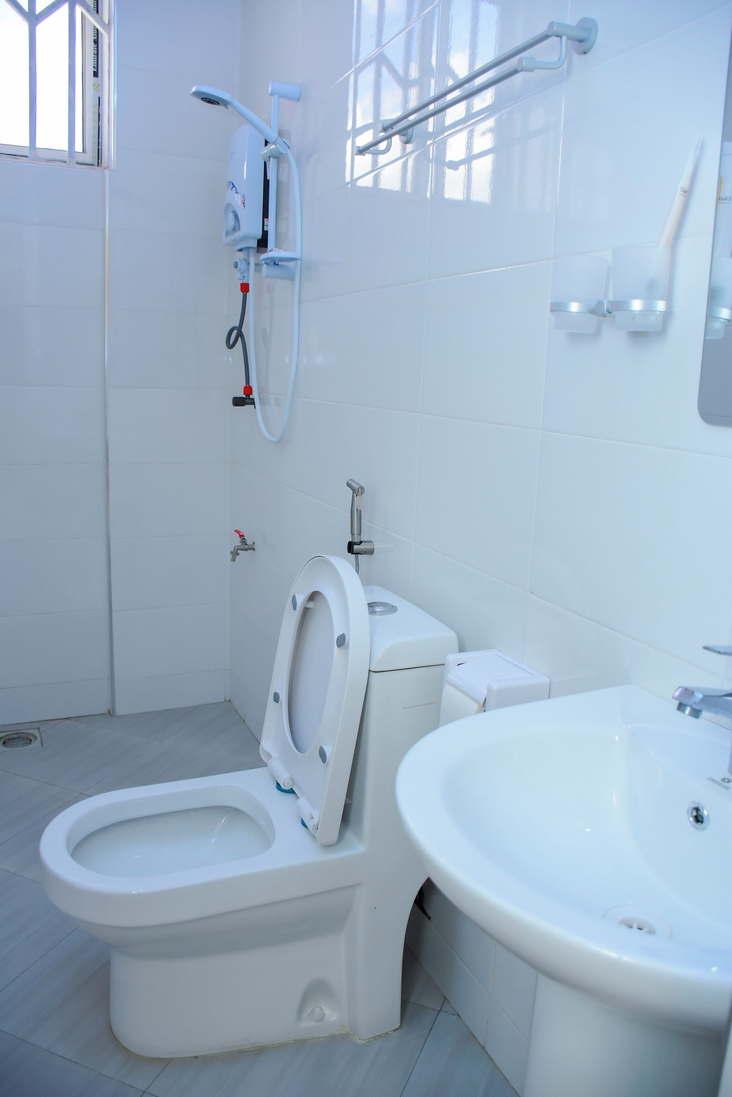 Un baño con inodoro, bidé y lavabo.