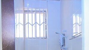 Vòi sen/bồn tắm kết hợp, đồ dùng nhà tắm miễn phí, máy sấy tóc 