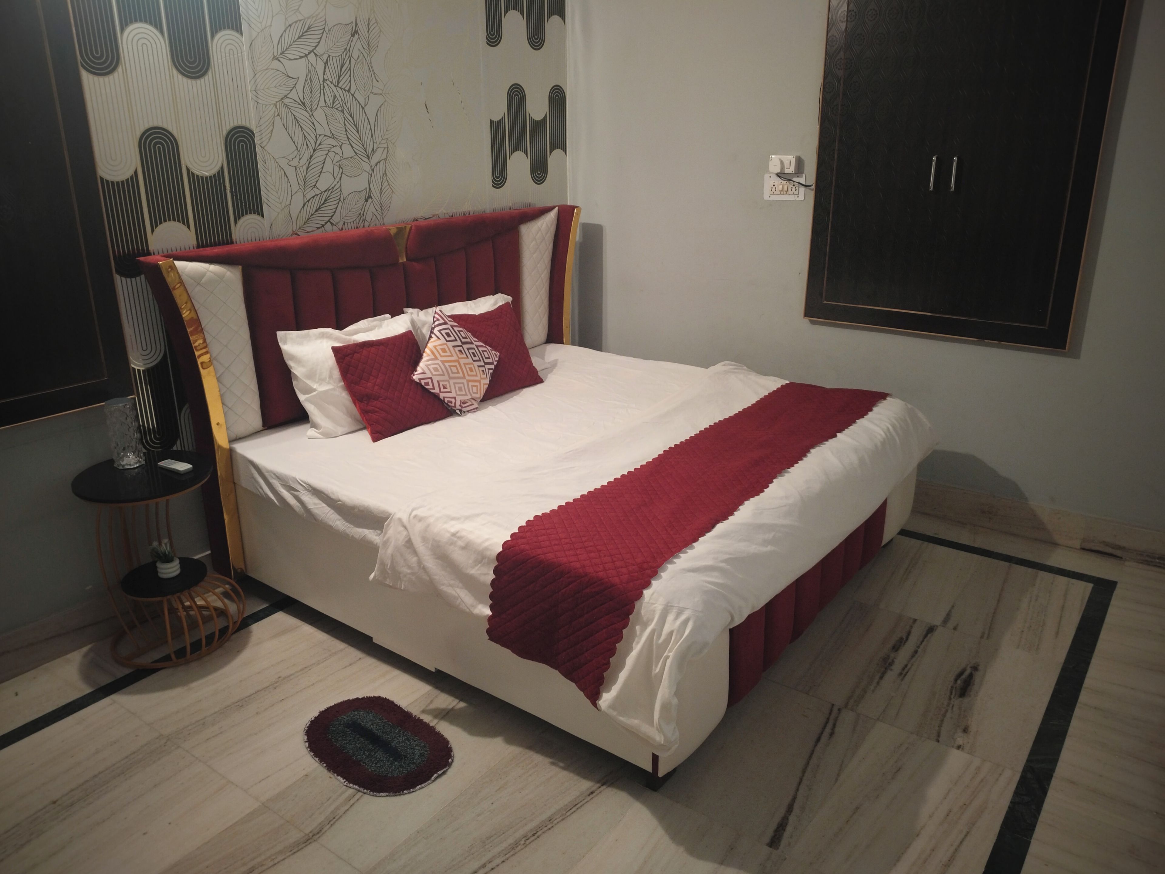 Tabla de planchar con plancha, wifi y ropa de cama 