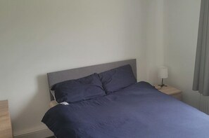 Room - Property 30 - Shared Garden - Free Parking (Saltash)