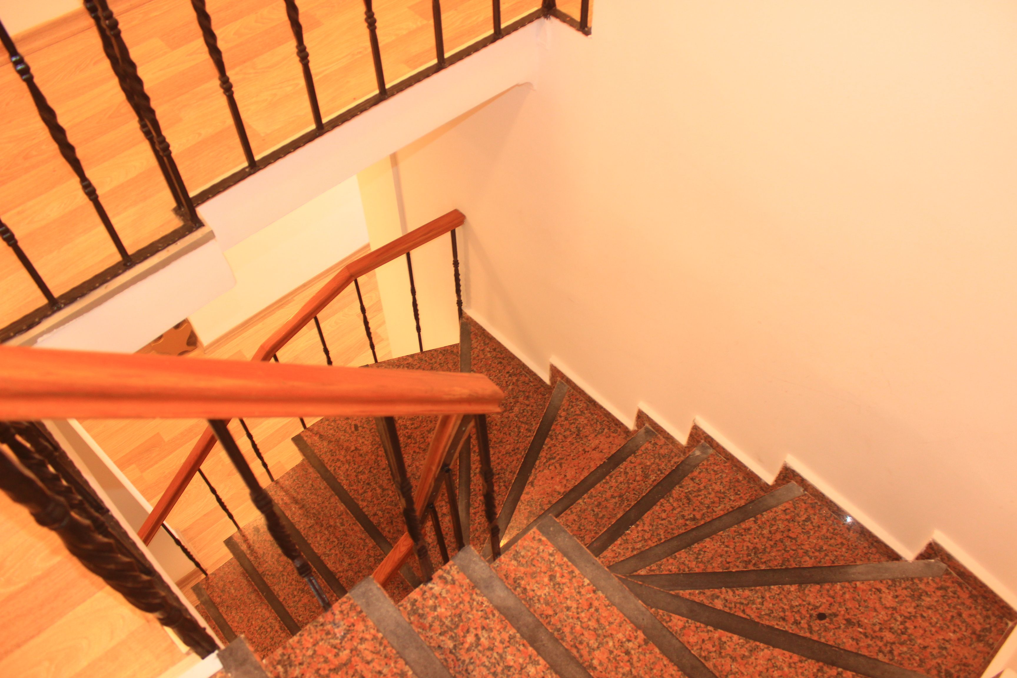 Eine Wendeltreppe mit Holzbalkonen und Granitschrittplatten.
