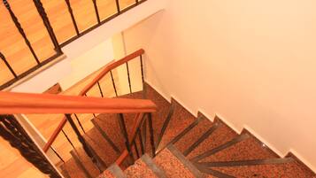 Eine Wendeltreppe mit Holzbalkonen und Granitschrittplatten.