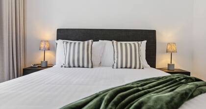 Tropical Koru Cottage - Private Pool - BBQ