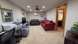 Living area - Cozy 1-bedroom apartment in amazing Rapid City with AC (Rapid City)