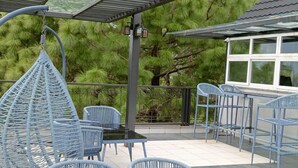Outdoor dining - Hotel Oocara (Lansdowne)