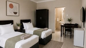 Desk, laptop workspace, free WiFi - Hendrina's Guesthouse (Hendrina)